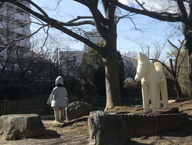 埴輪です。馬で判かりました。服着ているとなんだかわからないうえにさらにマスクで分からなくしているという、、、